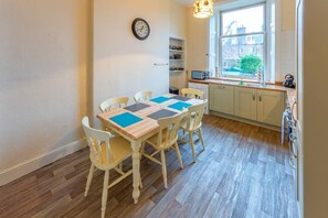 Apartamento, 4 quartos | Opções para refeição no quarto
