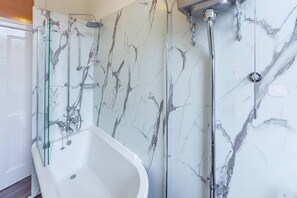 Apartment, 4 Bedrooms | Bathroom