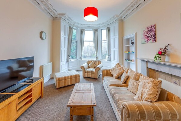 Departamento, 4 habitaciones | Sala de estar | Televisión de pantalla plana