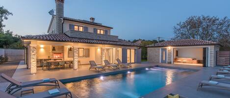 Een buitenzwembad, een verwarmd zwembad