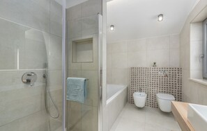 Douche, sĂšche-cheveux, bidet, serviettes fournies