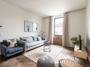 One-Bedroom Suite XL with balcony | Living area