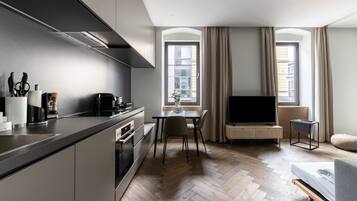 Suite M with sofa bed | Dapur pribadi | Lemari es, mesin pembuat kopi/teh, ketel listrik, dan lemari pembeku
