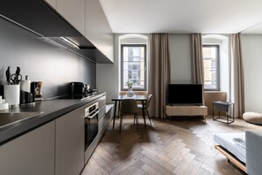 Suite M with sofa bed | 私人廚房 | 電冰箱、咖啡機/沖茶器、電熱水壺、冷凍庫