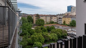 Zona residencial con edificios de varios pisos, un estacionamiento y un parque frondoso.