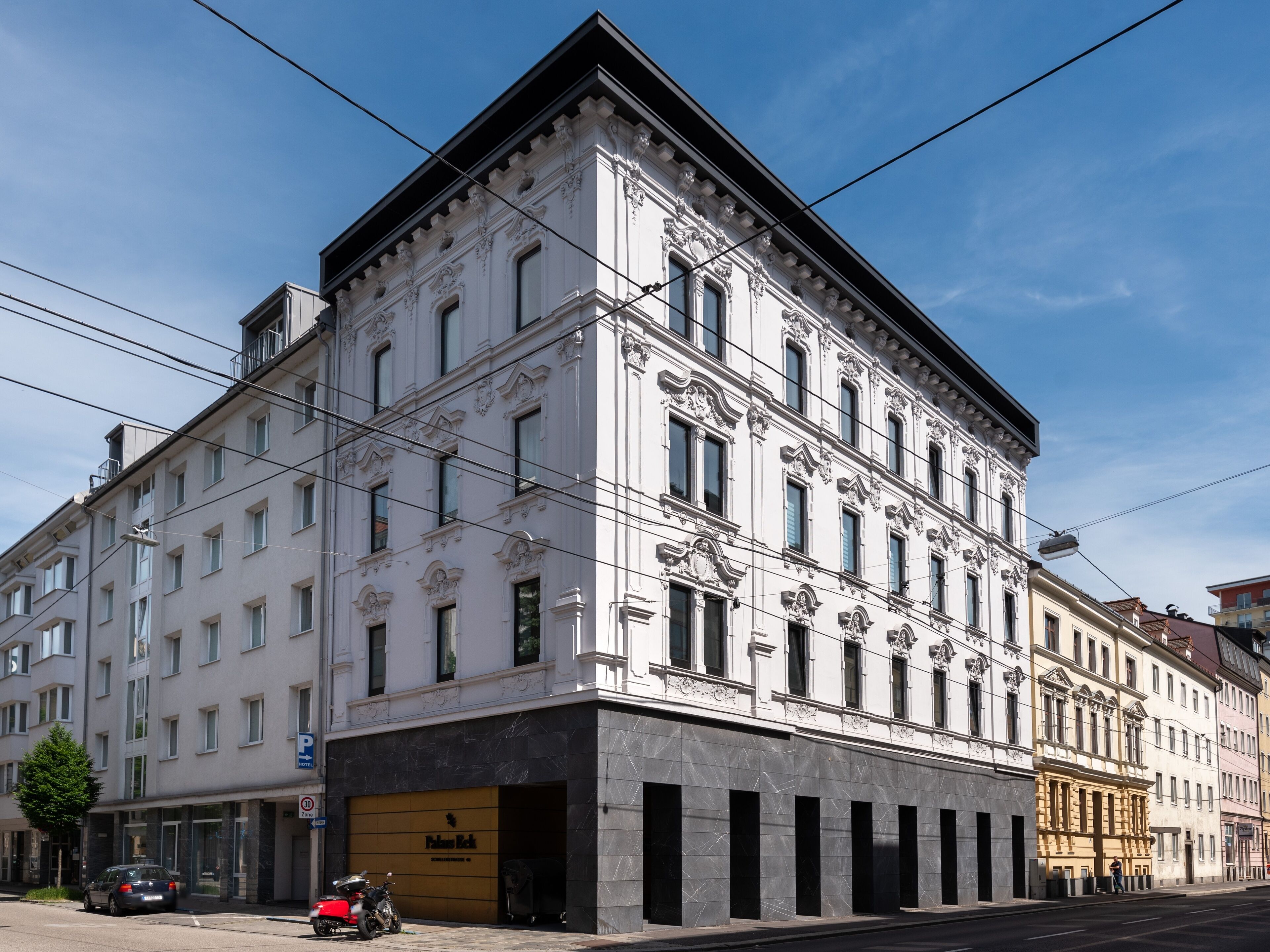Ein mehrstöckiges Gebäude im klassischen Stil mit aufwendiger Gestaltung und großen Fenstern.
