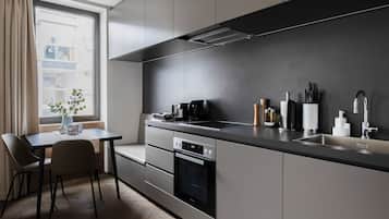 One-Bedroom Suite M | Cocina privada | Frigorífico, cafetera o tetera, hervidor eléctrico y congelador