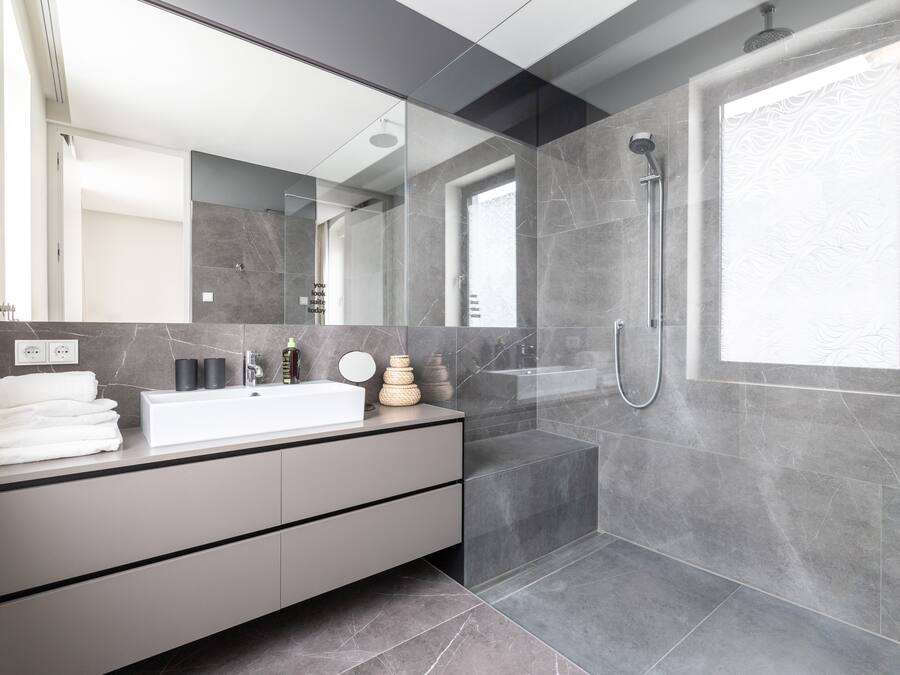 One-Bedroom Suite XL with balcony | Badezimmer | Dusche, kostenlose Toilettenartikel, Haartrockner, Handtücher