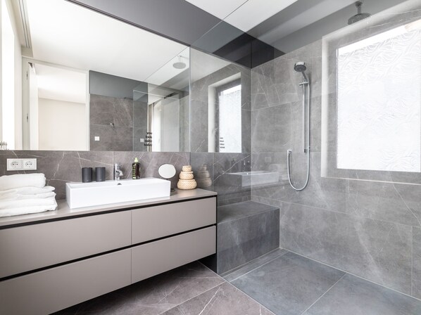 One-Bedroom Suite XL with balcony | Bathroom | Shower, free toiletries, hair dryer, towels - Limehome Linz Schillerstrasse (Linz)