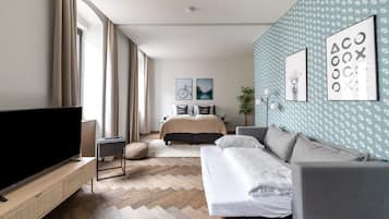 Suite M with sofa bed | Area soggiorno | TV a schermo piatto