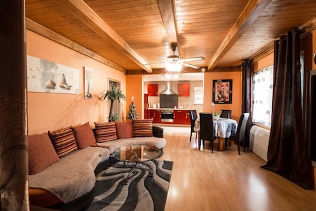 Studio | Living room | Flat-screen TV