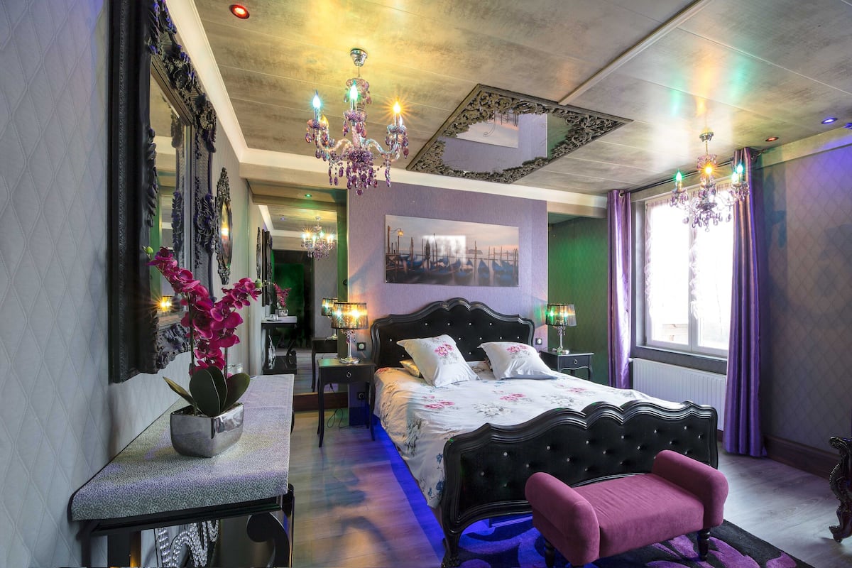 Decoración personalizada, muebles diferentes y cortinas blackout
