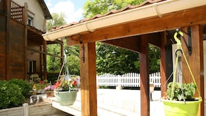A wooden pergola with hanging planters. - Chambres et Gites La Paysanne (Fresnes-en-Woevre)