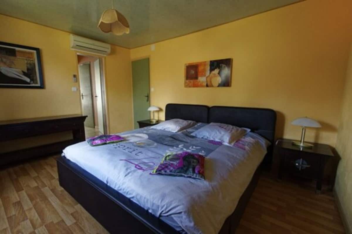 Decoración personalizada, muebles diferentes y cortinas blackout