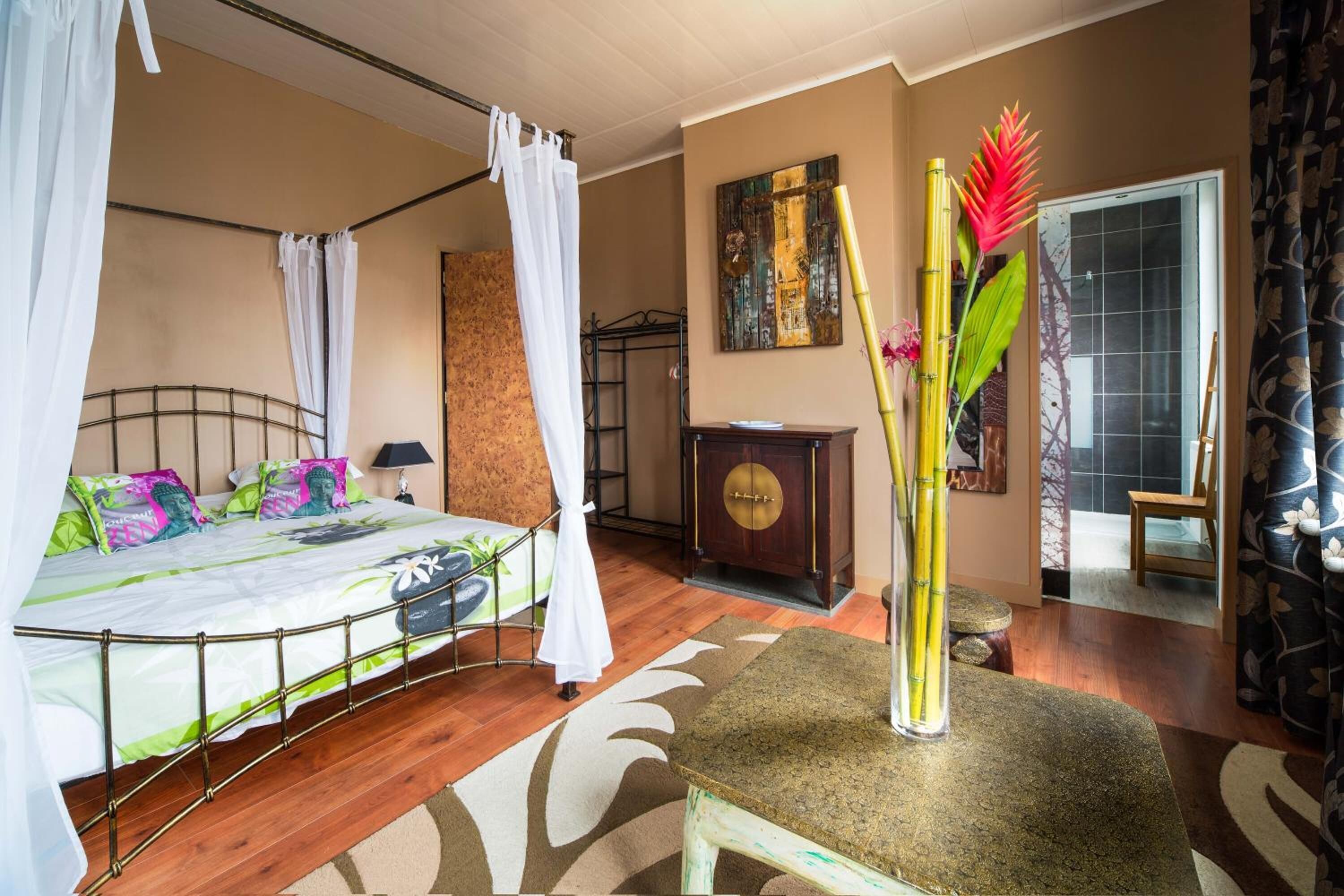 Un dormitorio con cama, mesita de noche, silla, armario y puerta.