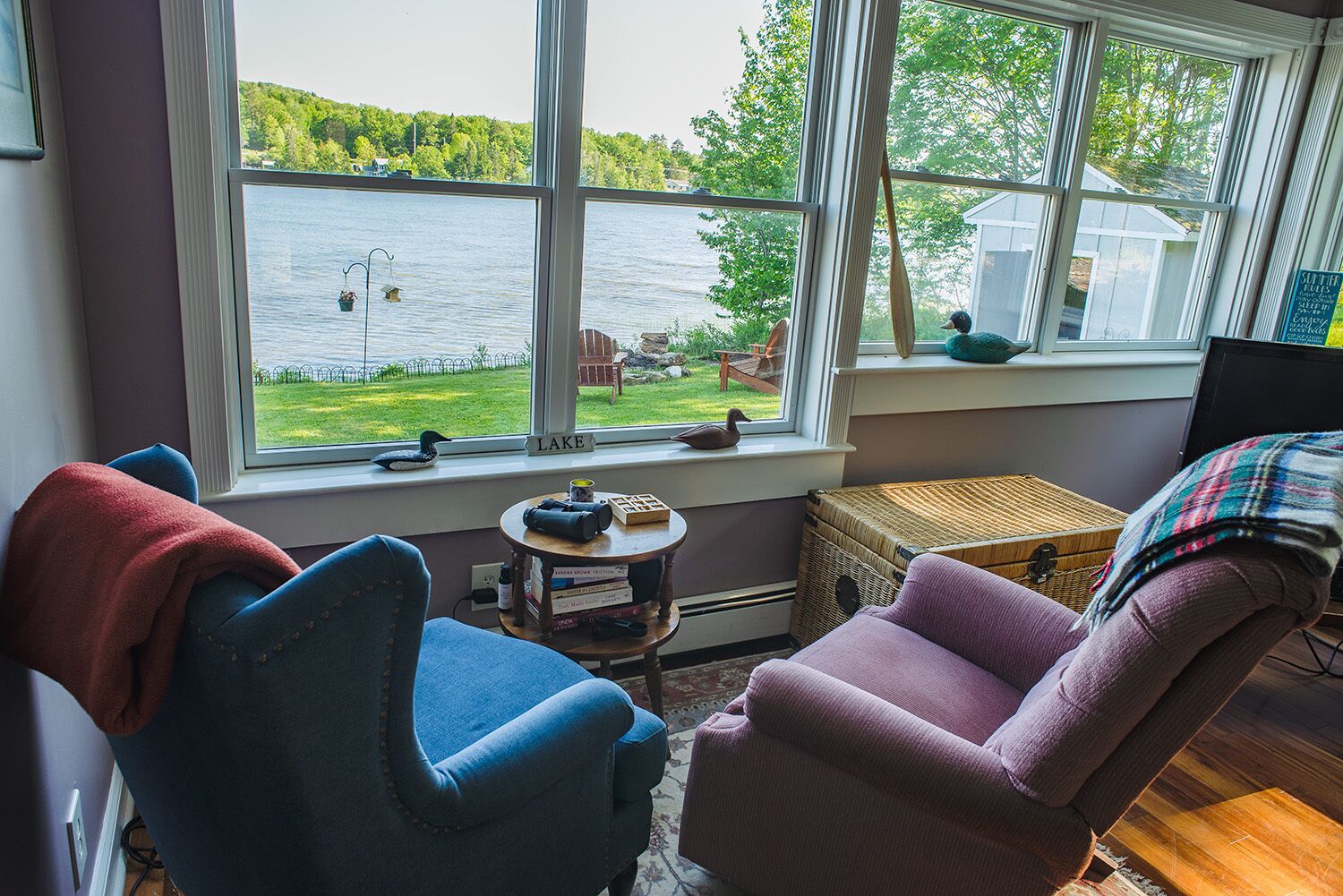 Fernseher, Kamin, DVD-Player, Bücher