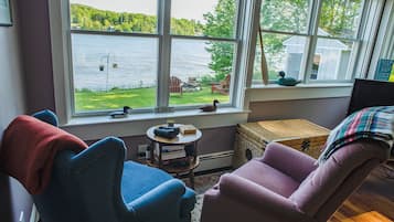 Tv, pejs, dvd-afspiller, bøger