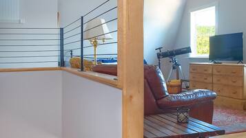 Tv, pejs, dvd-afspiller, bøger