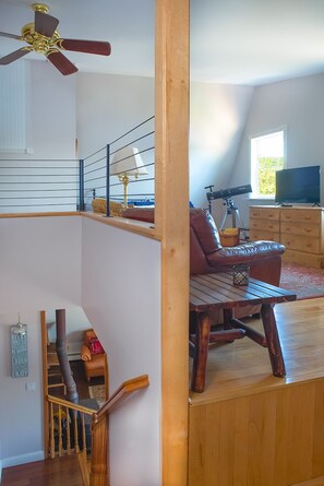 TV, peis, DVD-spiller og bøker