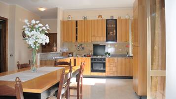 Kühlschrank, Ofen, Herdplatte, Kochgeschirr/Geschirr/Besteck