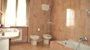 Badewanne, Haartrockner, Bidet, Handtücher