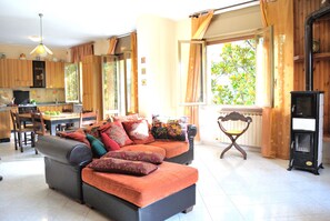 TV, fireplace - 2 bed room apartment, living room with fireplace (Gualdo Tadino)