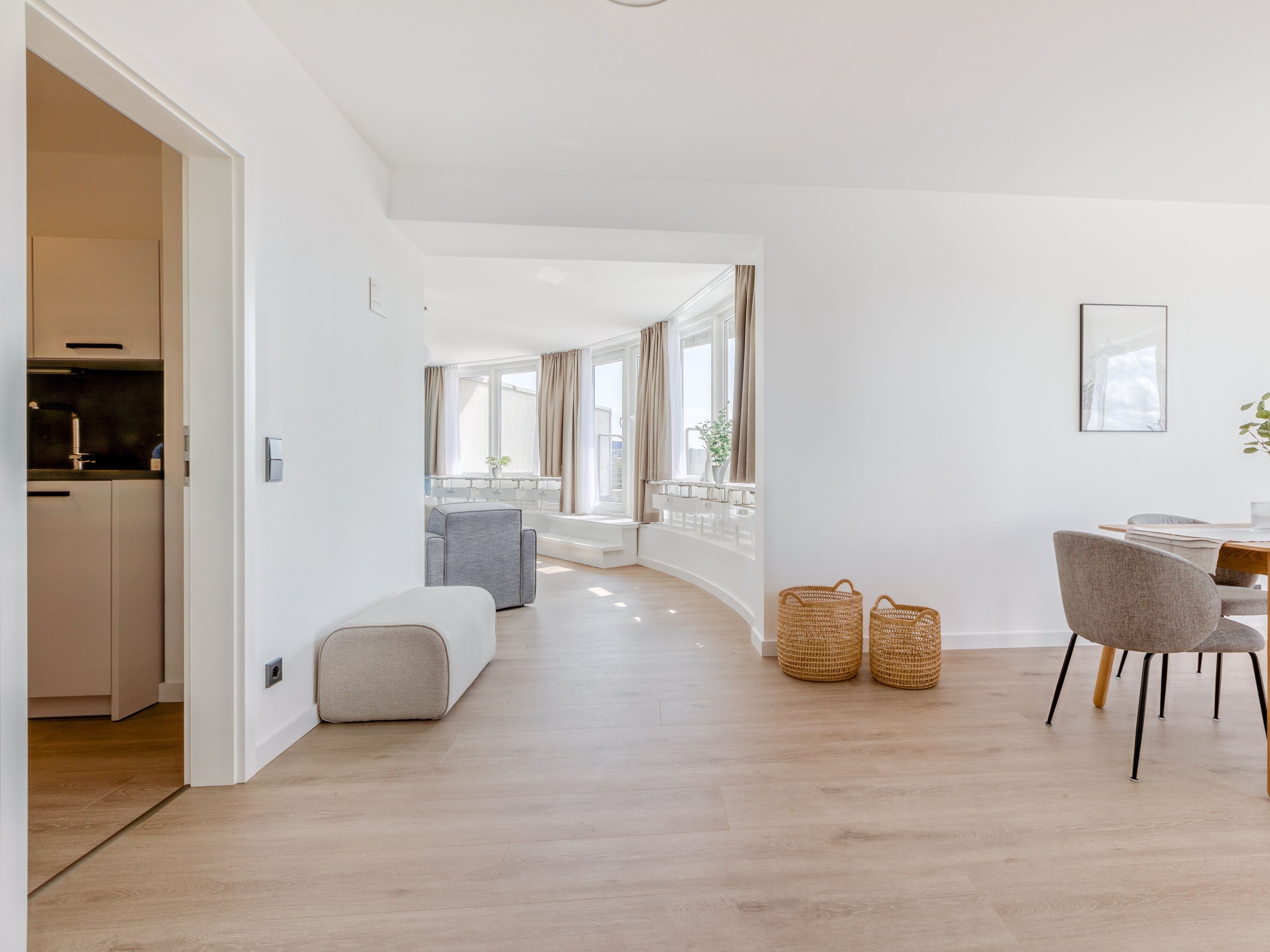 One-Bedroom Suite XL with terrace | Oppholdsområde | En 40-tommers Flatskjerm-TV med kabel-kanaler samt smart-TV