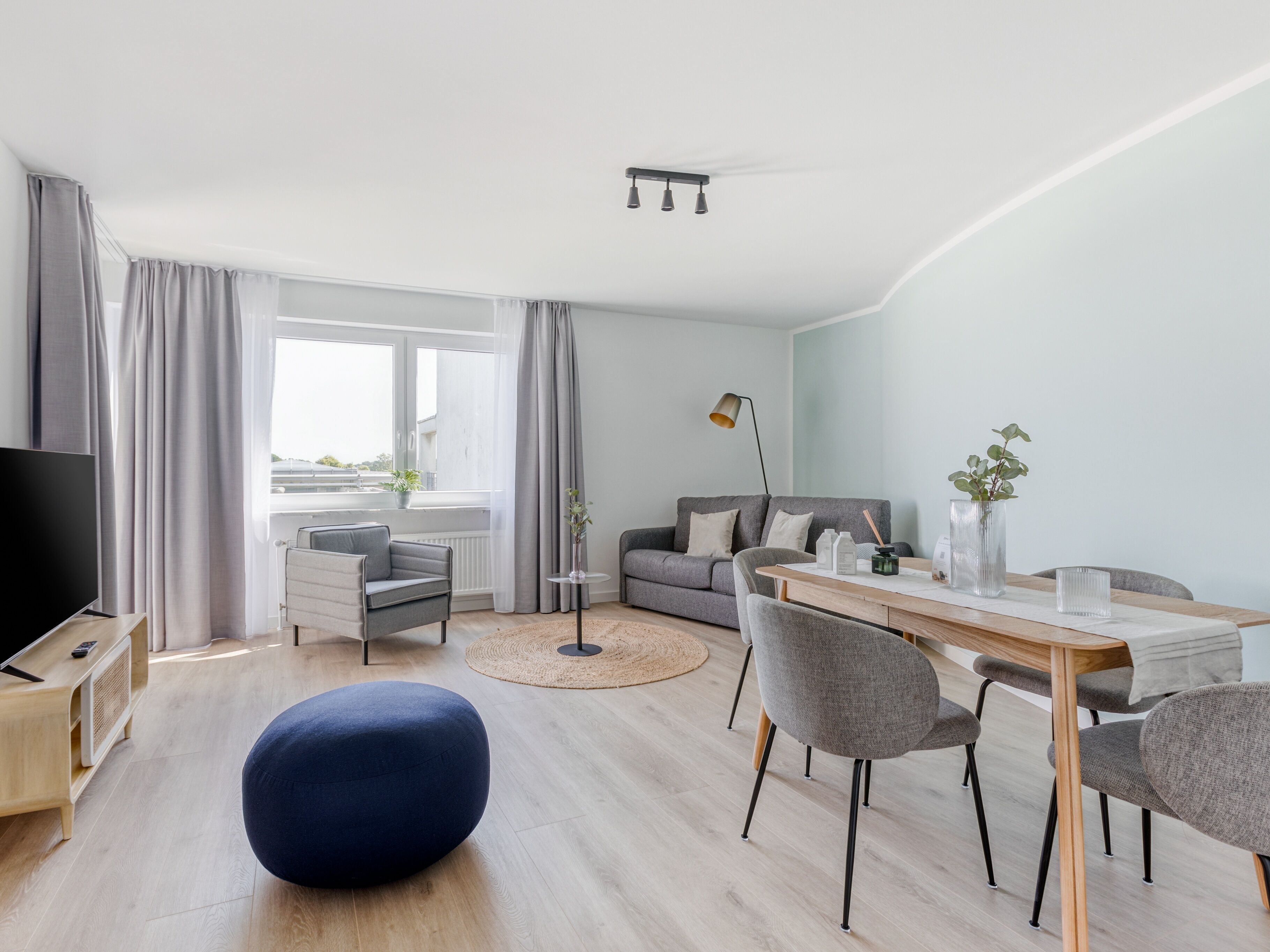 One-bedroom Suite XL with balcony | Wohnzimmer | 40-Zoll-Flachbildfernseher mit Kabelempfang, Smart-TV