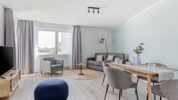 One-bedroom Suite XL with balcony | Wohnzimmer | 40-Zoll-Flachbildfernseher mit Kabelempfang, Smart-TV