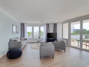 Three-Bedroom Suite with terrace | Oppholdsrom | En 40-tommers Flatskjerm-TV med kabel-kanaler samt smart-TV