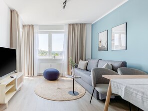 One-Bedroom Suite L with balcony | Oppholdsområde | En 40-tommers Flatskjerm-TV med kabel-kanaler samt smart-TV