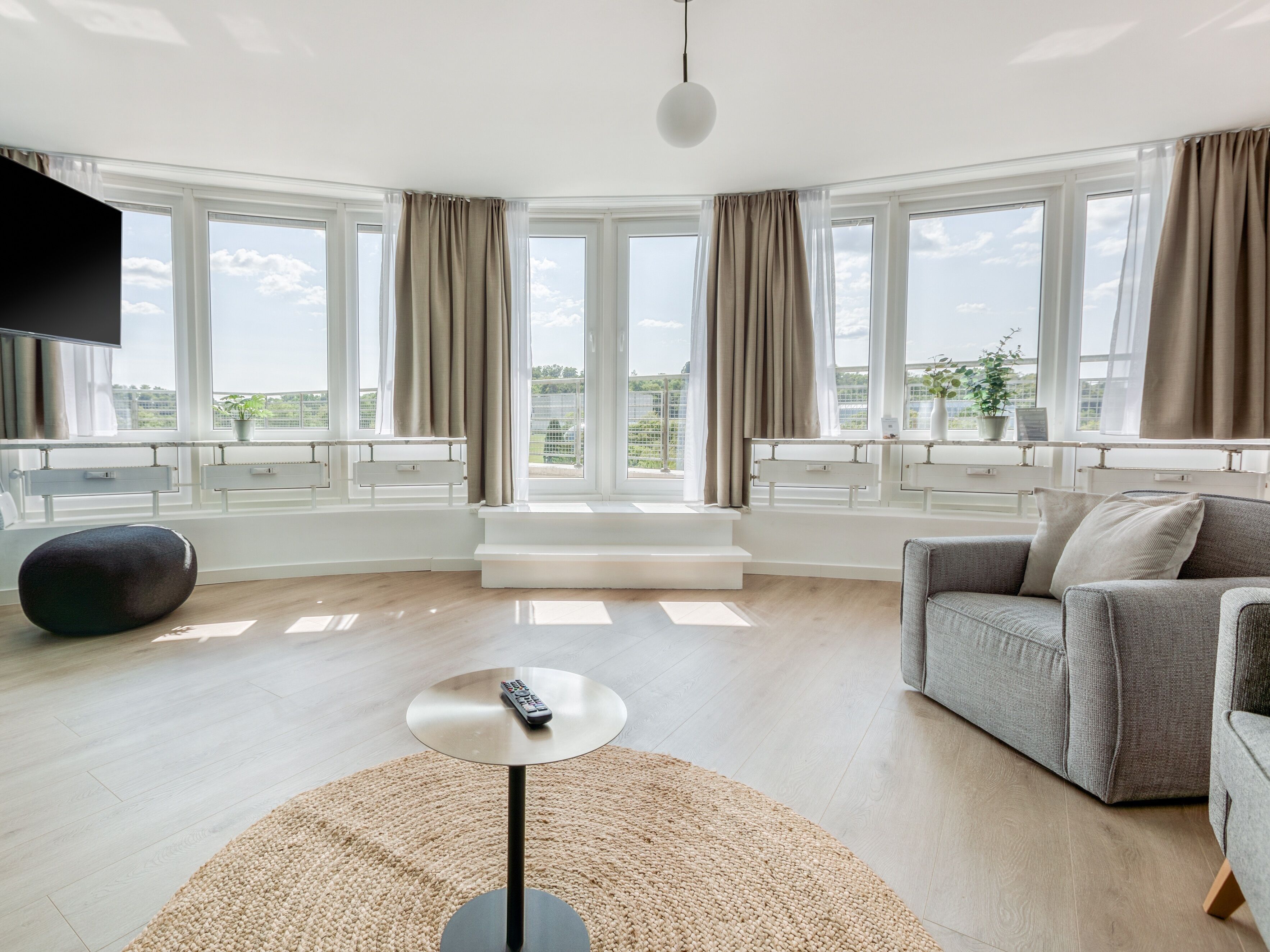 One-Bedroom Suite XL with terrace | Living area | 40-inch flat-screen TV with cable channels, Smart TV