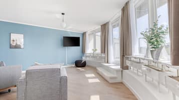 One-Bedroom Suite XL with terrace | Area soggiorno | TV a schermo piatto 40 pollici con canali via cavo, Smart TV