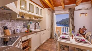 Royal Apartment, Balcony, Sea View | Private kitchen | Mini-fridge, microwave, oven, stovetop
