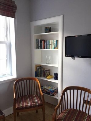 Apartment, 3 Bedrooms | Living area | Flat-screen TV - Lovely Flat In The Heart Of Old Town (Edinburgh)