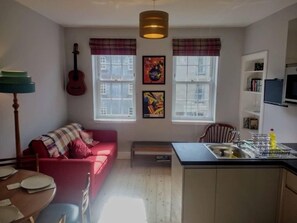 Apartment, 3 Bedrooms | Living room | Flat-screen TV