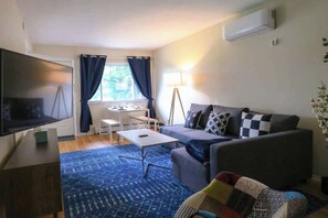 TV, offices - Cozy Secluded *A2 North Side* 2BR (Ann Arbor)