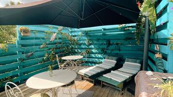 Alberca techada, alberca al aire libre y sombrillas en la alberca