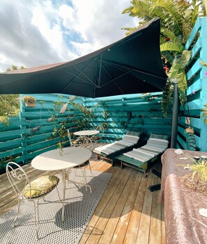 室内游泳池，室外游泳池，池畔遮阳伞，日光浴躺椅