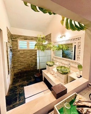 Suite romántica | Baño | Regadera, regadera tipo lluvia, amenidades de baño gratuitas