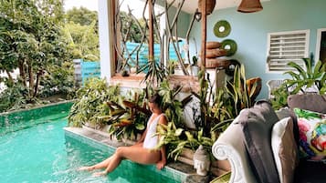 Innenpool, AuĂenpool, Sonnenschirme, LiegestĂŒhle