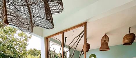 Una piscina techada, una piscina al aire libre, sombrillas