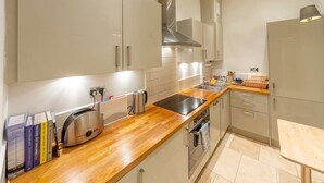 Apartment, 2 Bedrooms | Private kitchen | Electric kettle - Cosy Modern Stockbridge Apartment (Edinburgh)