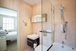 Apartment (2 Bedrooms) | Bathroom | Combined shower/tub, free toiletries, hair dryer, towels - Southwest Rooftops (London)