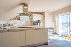 Apartment (2 Bedrooms) | Private kitchen | Fridge, microwave, oven, stovetop