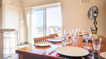 Appartement (2 Bedrooms) | Restauration dans la chambre
