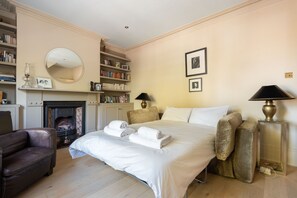 Apartment (2 Bedrooms) | Living room