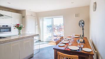 Apartment (2 Bedrooms) | In-room dining