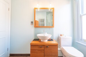 アパートメント (2 Bedrooms) | バスルーム | シャワー付き浴槽、バスアメニティ (無料)、ヘアドライヤー、タオル