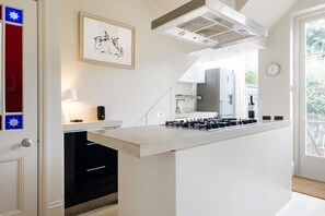 House (3 Bedrooms) | Private kitchen | Fridge, microwave, oven, stovetop